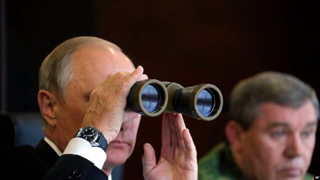 Presiden Rusia Vladimir Putin, kiri, dan Kepala Staf Umum Angkatan Bersenjata Rusia Valery Gerasimov, kanan, menyaksikan latihan militer di tempat latihan di Luzhsky Range, dekat St. Petersburg, Rusia. (Foto: via AP)