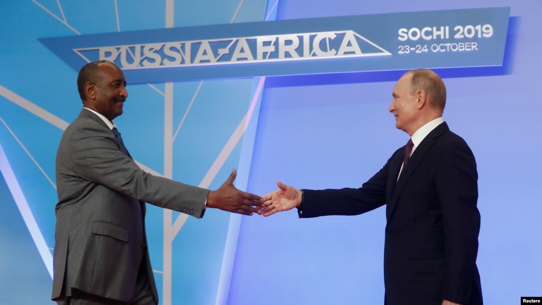 Президент РФ Владимир Путин обменивается рукопожатием с председателем Совета по суверенитету Судана Абдель Фаттахом аль-Бурханом на саммите Россия-Африка в Сочи. 23 октября 2019 г. Reuters.