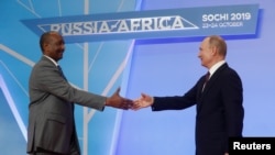 Владимир Путин приветствует председателя Совета по суверенитету Судана Абдель Фаттаха аль-Бурхана на Российско-Африканском саммите в Сочи в октябре 2019 года