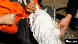 El método de ahogamiento simulado conocido en inglés como "waterboarding".