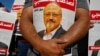 Para pengunjuk rasa memegang potret Jamal Khashoggi, jurnalis Saudi yang terbunuh di dekat konsulat Arab Saudi di Istanbul, pada peringatan dua
tahun kematiannya, 2 Oktober 2020. (AP/Emrah Gurel)