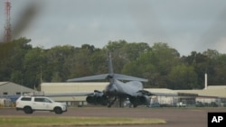 2026년 9월 27일 영국 공군 기지인 RAF 페어포드에 미 공군 소속 B-1 폭격기가 세워져 있다.