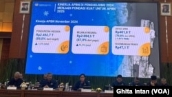 Menkeu Sri Mulyani Indrawati dalam konferensi pers APBN Kita di Jakarta, Rabu (11/12) mengatakan defisit melebar menjadi Rp401,8 triliun atau 1,81 persen terhadap PDB (Ghita Intan/VOA)