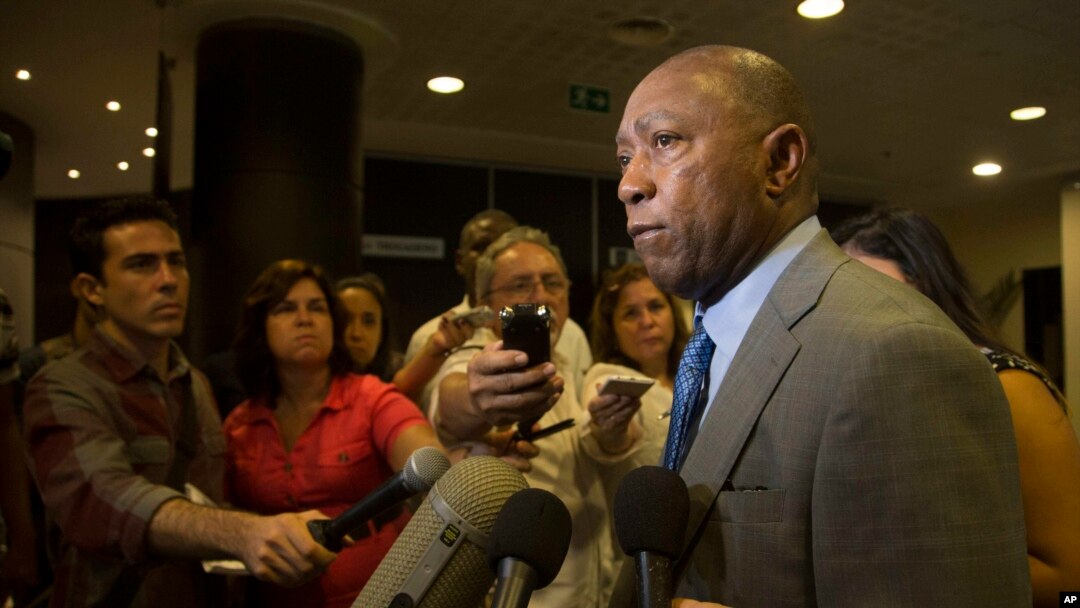 El alcalde de Houston, Sylvester Turner, habló con los medios de comunicación en Cuba sobre la exploración de oportunidades de negocios en energía, salud, turismo y deportes.
