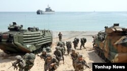 26일 한국 포항시 송라면 독석리 해안에서 실시된 '미·한 연합여단급상륙훈련'에 참가한 연합군 장병들이 상륙돌격장갑차에서 뛰쳐 나와 전방으로 돌진하고 있다.
