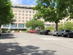 One red cab is seen parked in front of State Department’s Harry S. Truman building. The area is usually bustling, with a long line of cabs parallel-parked with other cars in pre-coronavirus times. (Nike Ching/VOA)