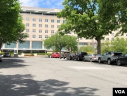 One red cab is seen parked in front of State Department’s Harry S. Truman building. The area is usually bustling, with a long line of cabs parallel-parked with other cars in pre-coronavirus times. (Nike Ching/VOA)