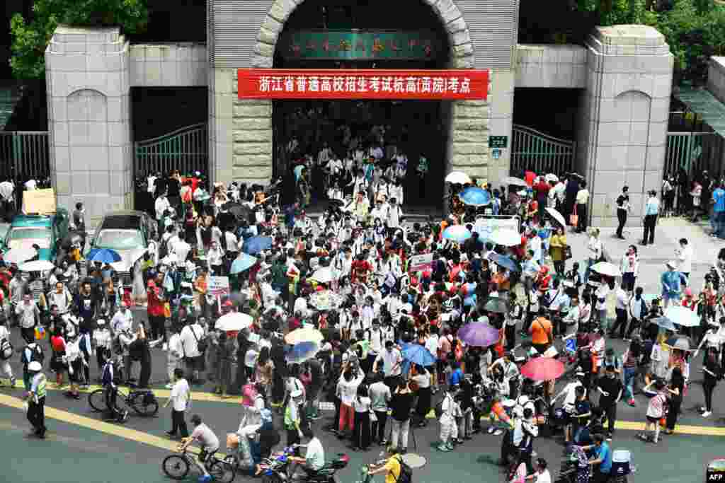 2018年6月7日，中国大学入学考试第一天，中国浙江省杭州市的考生走出学校。2018年全国高考报名考生人数有975万人，比去年增加35万人。