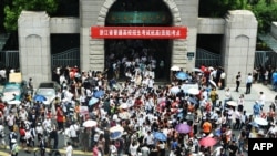 2018年6月7日，中国大学入学考试第一天，中国浙江省杭州市的考生走出学校。