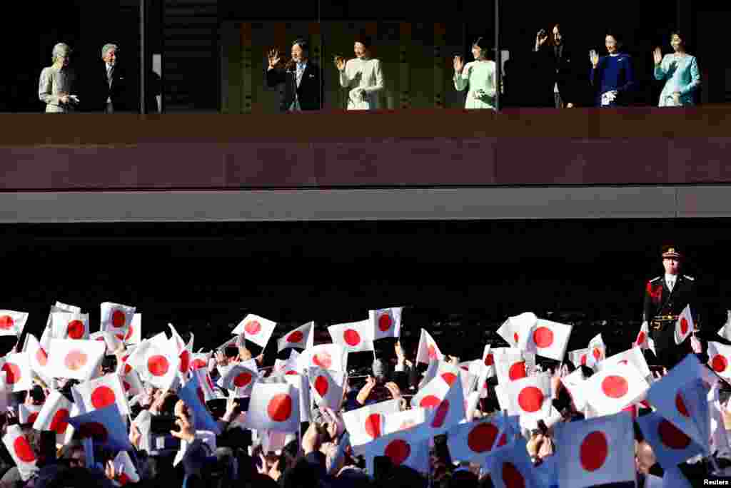 (From left to right) Japan&#39;s Empress Emerita Michiko, Emperor Emeritus Akihito, Emperor Naruhito, Empress Masako, Princess Aiko, Crown Prince Akishino, Crown Princess Kiko and Princess Kako wave to well-wishers during a public appearance for New Year celebrations at the Imperial Palace in Tokyo.