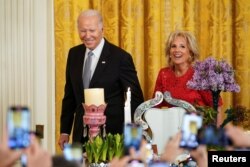 Presiden AS Joe Biden dan ibu negara Jill Biden tiba untuk menghadiri resepsi merayakan Nowruz di Ruang Timur Gedung Putih di Washington, AS, 20 Maret 2023. (Foto: REUTERS/Kevin Lamarque)