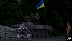 Ukrainian soldiers man a checkpoint outside the town of Amvrosiivka, eastern Ukraine, close to the Russian border, June 5, 2014.