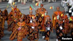 Kamerun mengirim 37 atlet ke London untuk mengikuti Olimpiade, namun 7 di antaranya 'menghilang' di London (foto: parade atlet Olimpiade Kamerun). 