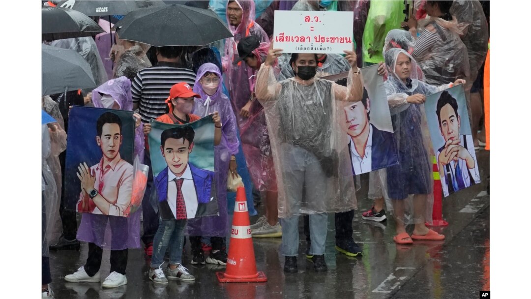 Pendukung Partai Bergerak Maju membawa poster Pita Limjaroenrat, pemimpin Partai Bergerak Maju saat unjuk rasa di Bangkok, Thailand, Minggu, 23 Juli 2023. (Foto: AP)