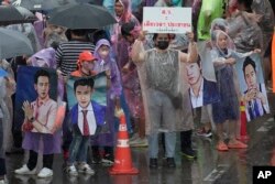 Pendukung Partai Bergerak Maju membawa poster Pita Limjaroenrat, pemimpin Partai Bergerak Maju saat unjuk rasa di Bangkok, Thailand, Minggu, 23 Juli 2023. (Foto: AP)