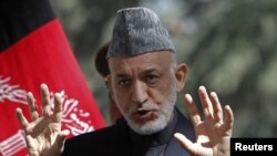 Tổng thống Afghanistan Hamid Karzai phát biểu trong một cuộc họp báo tại Kabul