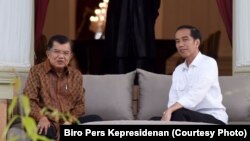 Presiden Joko Widodo dan Wapres Jusuf Kalla berbincang santai di beranda Istana Merdeka, Jakarta. (Foto: Biro Pers Kepresidenan)