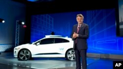 Ralf Speth, presidente ejecutivo de Jaguar, presenta el Jaguar I-Pace, el martes 27 de marzo de 2018. Waymo, pionera de vehículos autónomos anunció que comprará hasta 20 mil autos Jaguar Land Rover para avanzar su visión de un servicio de taxis robóticos.