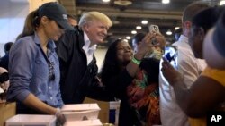 El presidente Donald Trump y su esposa, Melania Trump, entregaron almuerzos y se reunieron con afectados por el huracán Harvey durante una visita a NRG Center en Houston, Texas, el sábado, 2 de septiembre, de 2017.