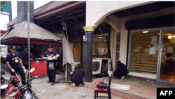 Suasana di luar restoran "Ayam Carlitos" di Isulan, provinsi Sultan Kudarat pasca ledakan, 3 April 2019. (Foto:Batalyon Infanteri Mekanis ke-1 via AFP).