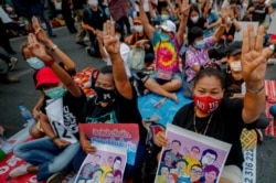 Aktivis pro-demokrasi menunjukkan simbol perlawanan tiga jari saat unjuk rasa di Bangkok, Thailand, Rabu, 24 Maret 2021. (Foto: AP)