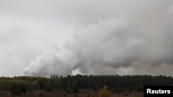 Kepulan asap kebakaran pasca ledakan di depot persenjataan Kementerian Pertahanan Ukraina, selatan kawasan Chernihiv, Ukraina, 9 Oktober 2018.