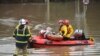 Una persona es rescatada de las inundaciones en Nantgarw, Gales, el domingo 16 de febrero de 2020. (Ben Birchall/PA via AP)