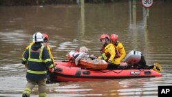 Una persona es rescatada de las inundaciones en Nantgarw, Gales, el domingo 16 de febrero de 2020. (Ben Birchall/PA via AP)