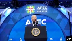美国总统拜登2023年11月16日在旧金山举行的亚太经济合作组织年度会议上向首席执行官们发表讲话。 （美联社照片）
