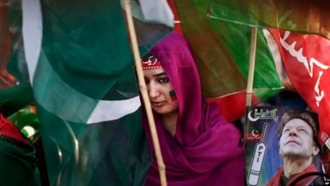 Perempuan pendukung mantan bintang cricket yang menjadi politisi, Imran Khan, dalam sebuah kampanye di Islamabad (9/5). 