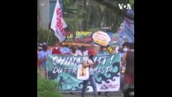 菲律宾民众聚集中国使领馆抗议