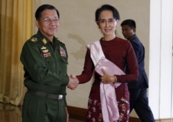 El general de alto rango Min Aung Hlaing, comandante en jefe de Birmania, saluda a la líder del partido Liga Nacional para la Democracia (NLD), Aung San Suu Kyi, antes de su reunión en la oficina de Hlaing en Naipyidó. [Archivo/Reuters]