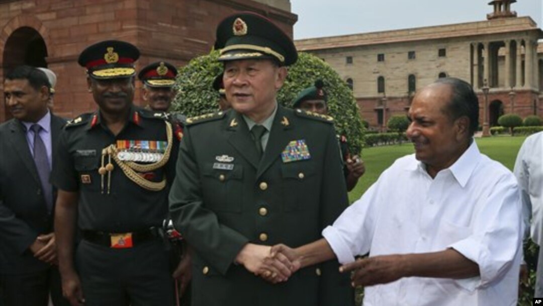 Bộ trưởng Quốc phòng Ấn Độ A.K. Antony và Bộ trưởng Quốc phòng Trung Quốc Lương Quang Liệt tại New Delhi, ngày 4/9/2012