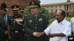 Министр обороны КНР Лян Гуанле (в центре) со своим индийским коллегой А.К. Энтони (справа). Нью-Дели. 4 сентября 2012 г.