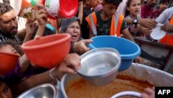 UN ဖွင့်ထားတဲ့ ဂါဇာကမ်းမြောင်ဒေသတောင်ပိုင်း ရာဖာ ဒုက္ခသည်စခန်းမှာ အစာရဖို့တန်းစီစောင့်နေကြသူများ (အောက်တိုဘာ ၂၃၊ ၂၀၂၃) 