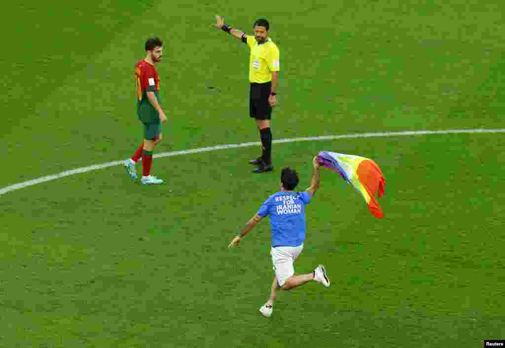 Durante la celebración del encuentro entre Portugal y Uruguay, el 28 de noviembre de 2022, en el estadio de Lusail, en Qatar, un aficionado saltó a la grama con una bandera del arco iris y una camiseta con la leyenda &quot;Respeto para las mujeres iraníes&quot; en la espalda.