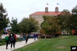 Suasana di depan Fraser Hall di kampus University of Kansas di Lawrence, Kansas, 24 Oktober 2019.