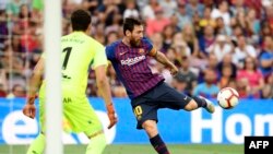 Lionel Messi tire lors du match entre le FC Barcelone et SD Huesca, Espagne, le 2 septembre 2018.