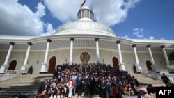 Diputados de la Asamblea Nacional venezolana posan para la foto de inicio de año legislativo, el pasado 5 de enero, en el Palacio Federal Legislativo en Caracas.