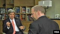 U.S. Secretary of State John Kerry (l) being interviewed by VOA State Department Correspondent Scott Stearns in New Delhi, June 24, 2013.