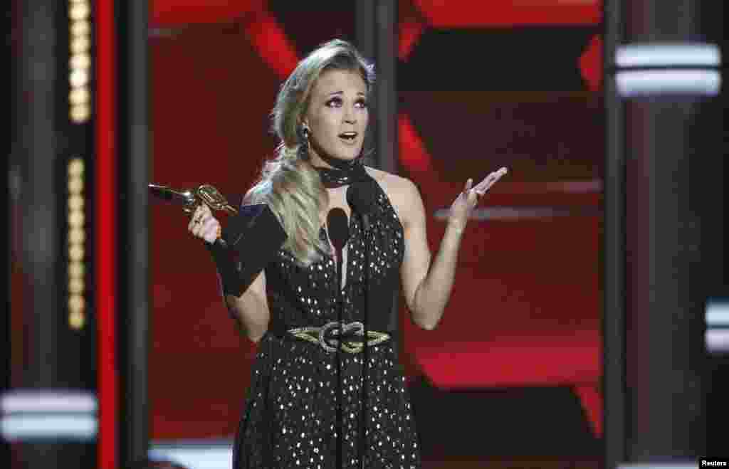 La cantante Carrie Underwood acepta el premio Milestone durante los premios Billboard 2014.