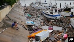 Allen Heath revisa los daños a un muelle privado en Corpus Christi, Texas, luego del huracán Hanna, el domingo 26 de julio de 2020.