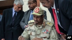 Jenderal Mohammed Hamdan Dagalo, kepala dewan militer Sudan saat menandatangani kesepakatan dengan pemimpin gerakan pro-demokrasi Sudan. Militer Sudan pimpinan Dagalo menangkap panglima tentara dan belasan perwira lainnya dalam kudeta yang gagal, Rabu (24/7). 