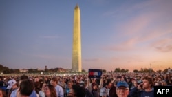 Los partidarios de la vicepresidenta estadounidense y candidata presidencial demócrata Kamala Harris se reúnen cerca del Monumento a Washington para escucharla hablar en el Elipse, justo al sur de la Casa Blanca, en Washington, DC, el 29 de octubre de 2024.