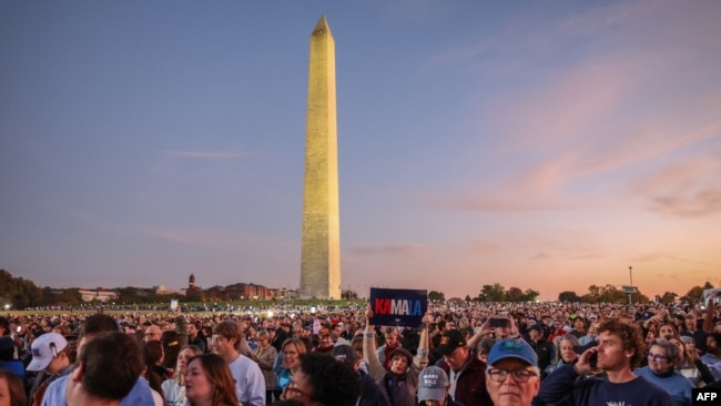 Los partidarios de la vicepresidenta estadounidense y candidata presidencial demócrata Kamala Harris se reúnen cerca del Monumento a Washington para escucharla hablar en el Elipse, justo al sur de la Casa Blanca, en Washington, DC, el 29 de octubre de 2024.