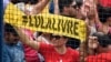 ARCHIVO - Una mujer sostiene un letrero que reza en portugués "liberen a Lula" durante una manifestación en el aniversario del encarcelamiento del expresidente brasileño Luiz Inácio Lula da Silva, frente a la cárcel donde estaba recluido en Curitiba, Brasil, en abril de 2019. 