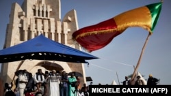 Les Maliens se rassemblent à Bamako lors d'une manifestation contre le président Ibrahim Boubacar Keita le 19 juin 2020. (Photo MICHELE CATTANI / AFP)