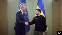 En esta imagen proporcionada por la oficina de prensa de la presidencia de Ucrania, el secretario general de la OTAN Jens Stoltenberg, izquierda, es recibido por el presidente ucraniano Volodymyr Zelenskyy en Ucrania, en abril de 2023. [Foto: Archivo/Oficina de prensa Ucrania/AP]