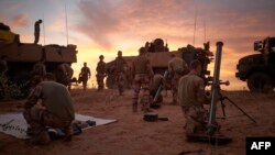 Des soldats de l'armée française ont installé une base avancée opérationnelle temporaire lors de l'opération Bourgou IV dans la zone des trois frontières entre le Mali, le Burkina Faso et le Niger, le 9 novembre 2019.