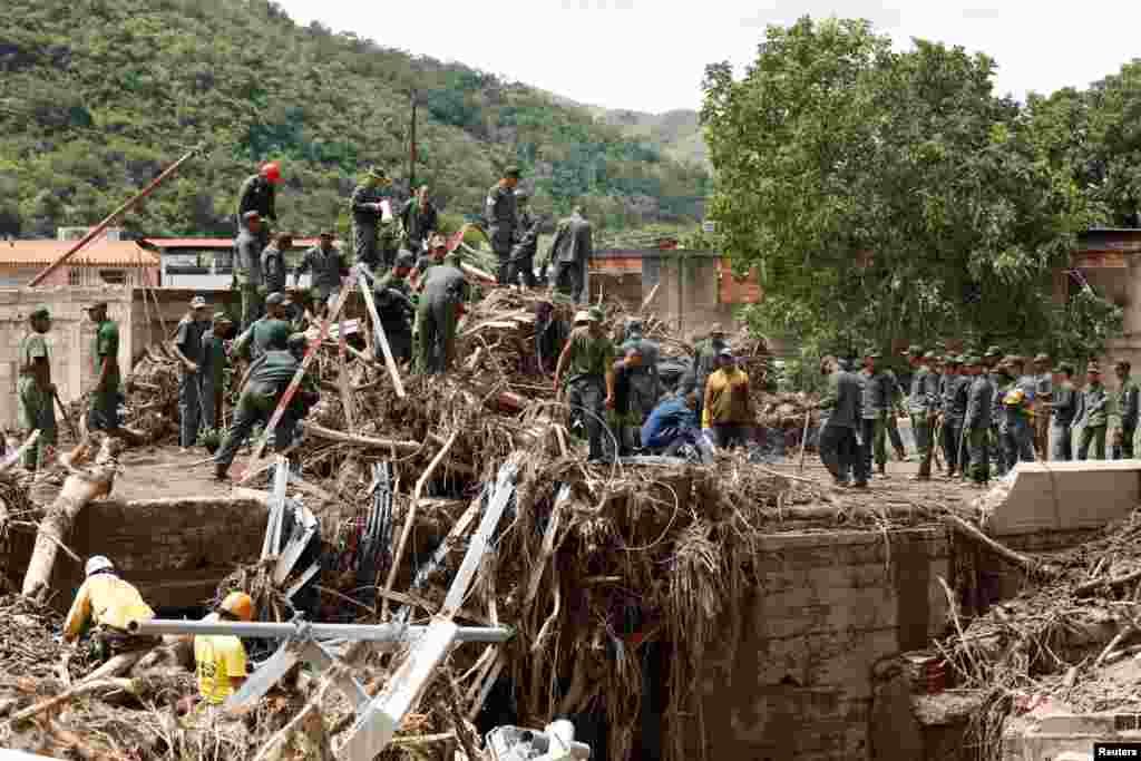 Los miembros de rescate trabajan en Las Tejerias, estado de Aragua, Venezuela.